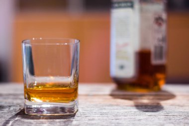 Tahta masada bir bardak viski.