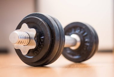  Zeminde spor salonu için halter 