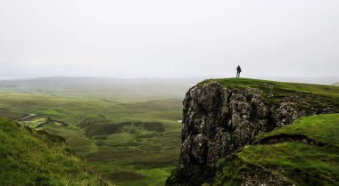 Uçurumun tepesinde duran bir kadın