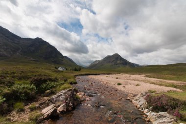İskoçya'da Mistik nehir dağ manzara sahne. Glen Coe, İskoç Dağlık Bölgesi