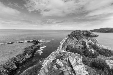 Kayalık sahnenin deniz manzarası çok güzel.