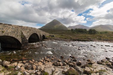 Dağ nehri ile güzel manzara