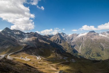 Alp manzara: çayır, orman, dağlar ve mavi gökyüzü