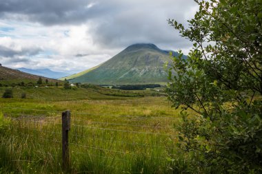  Yaz arkaplanında yeşil tarlası olan dağ