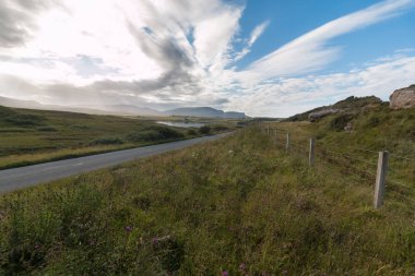 yol ve mavi gökyüzü ile güzel manzara