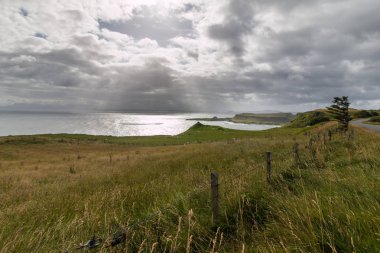 Arkaplanda dağların tepesinde gün batımı