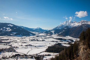 Kışın güzel dağların manzarası