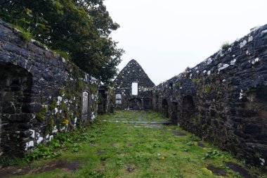 Yeşil çimenli eski mezarlık
