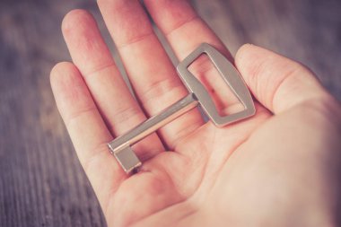 Anahtarı arka planda tut, kapat.