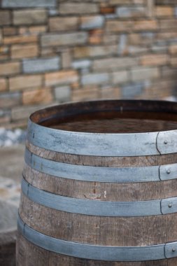 Arkaplanda ahşap varil, kapat