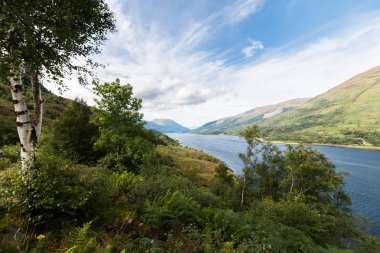 Dağları ve gölü olan dağ manzarası