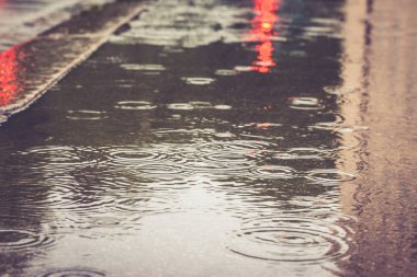 Kaldırıma düşen yağmur damlaları