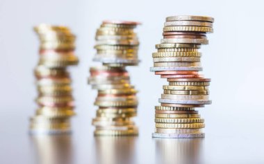 Birbirine istiflenmiş sikkeler, yakın çekim resmi, para konsepti