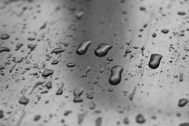 Cam zemin üzerinde su damlaları.