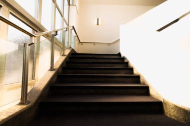 Penceresi olan modern bir binanın içi