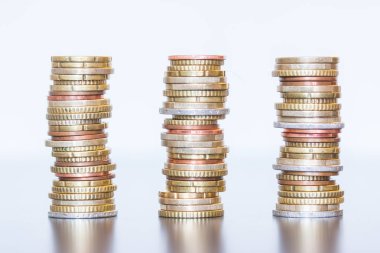 Birbirine istiflenmiş sikkeler, yakın çekim resmi, para konsepti