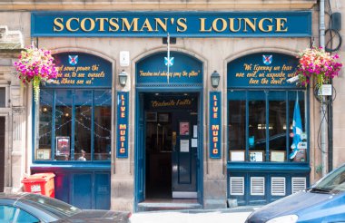 Arka planda İskoçların dinlenme odası var.