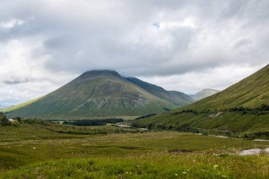 Yaz arkaplanında yeşil tarlası olan dağ