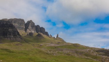  Dağlarda yeşil çimenler olan güzel bir manzara.