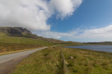 Güzel yol ve dağların manzarası