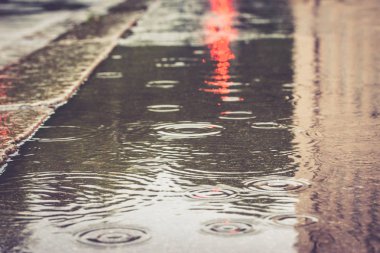 Kaldırıma düşen yağmur damlaları