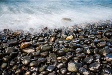 Güzel sahil şeridi ve arka planda taşlar