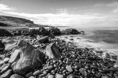 Güzel sahil şeridi ve arka planda kayalar