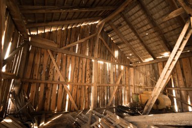 İçerideki ahır ahır manzaralı.