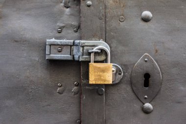 Arka planda metal asma kilit, kapat