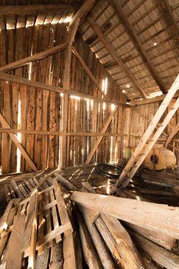 İçerideki ahır ahır manzaralı.