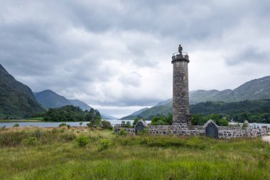 Dağlardaki eski taş kule