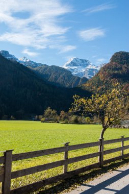 Bulutlu ve mavi gökyüzü olan dağ manzarası