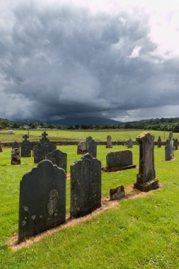 Mezarlıktaki eski mezar taşları, kapatın.