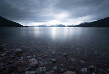 Arka planda güzel bir gün batımı.