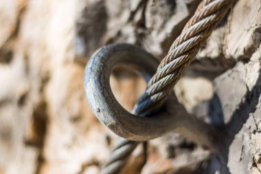 Arka planda bir halatın yakın plan görüntüsü, kapat