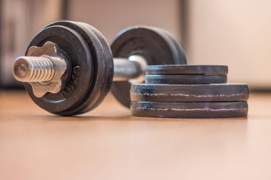  Zeminde spor salonu için halter 