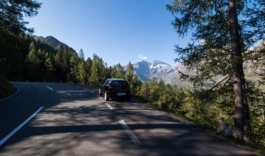 Yol ve mavi gökyüzü olan güzel dağ manzarası