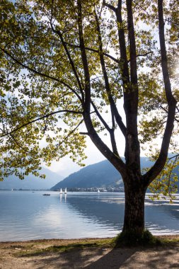 Güzel göl ve mavi gökyüzü sabah.