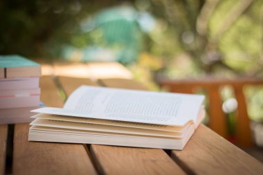 Arka planda kitaplar olan yığın