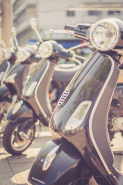 Arka planda eski mobiletler, kapat