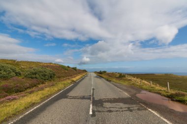 Güzel yol ve dağların manzarası