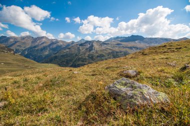 güzel dağ manzarası ve mavi gökyüzü