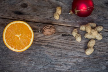 Ahşap arka planda fındıklı ve portakallı Noel kompozisyonu