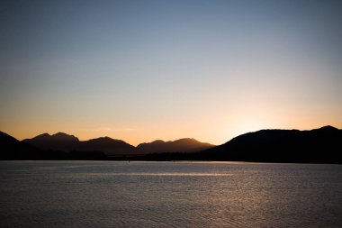 Gölün arka planında güzel gün batımı