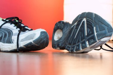 Arka planda bir çift şık spor ayakkabı.