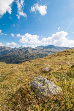 güzel dağ manzarası ve mavi gökyüzü