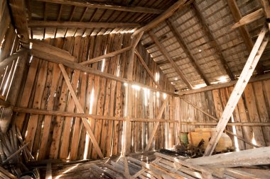 İçerideki ahır ahır manzaralı.