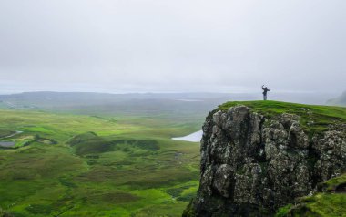 Uçurumun tepesinde duran bir kadın
