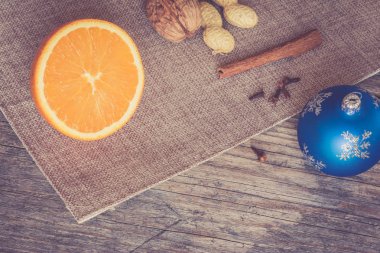 portakal, mum, tarçın ve anason ahşap arka planda