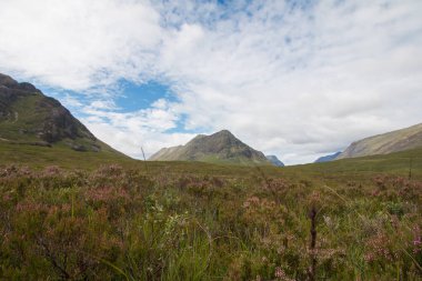 güzel dağ manzarası ve mavi gökyüzü